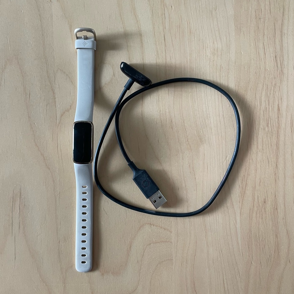 Fitbit Luxe Lunar White soft gold